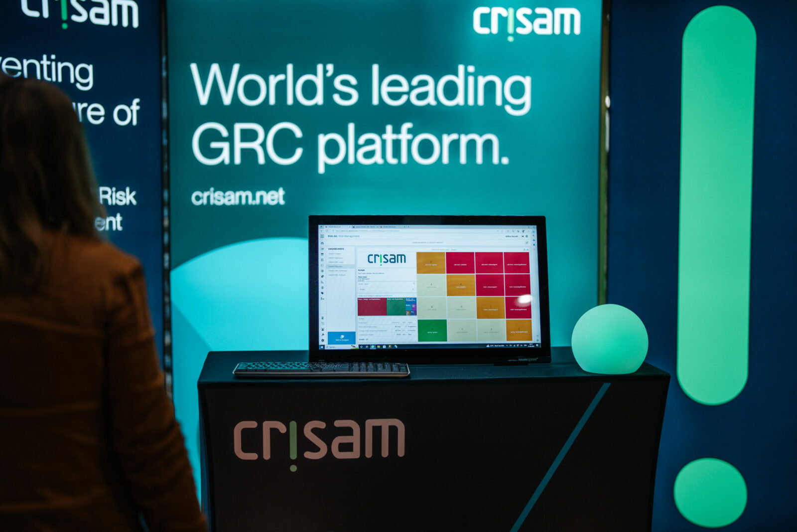 CRISAM Aufsteller und Bildschirm