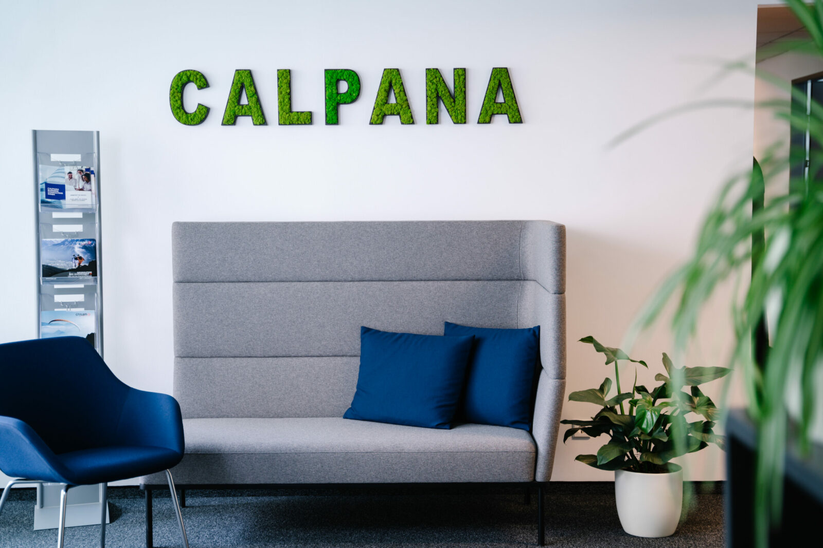 CALPANA Logo im Büro