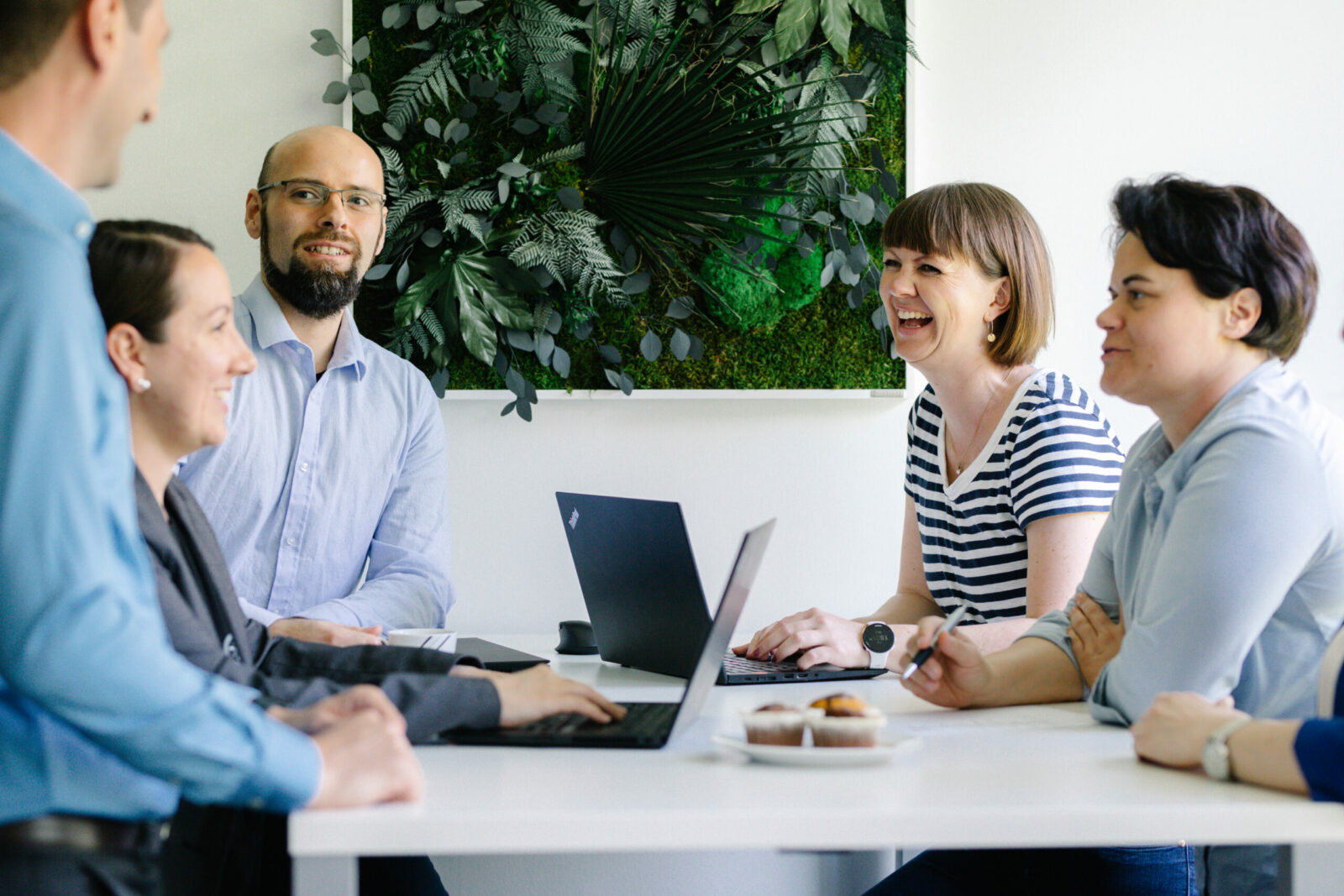 Teambild Mitarbeiter im Büro