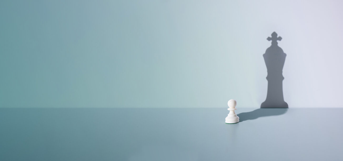 weiße Schachfigur mit Schatten