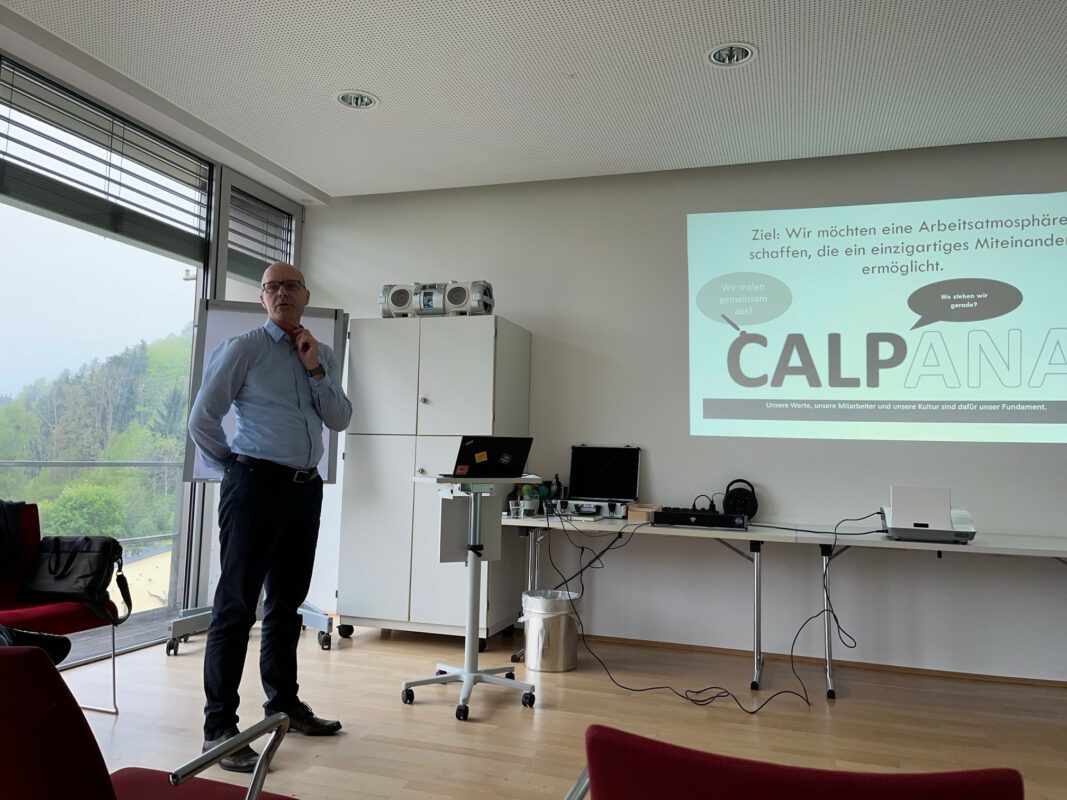 Günther bei einem Vortrag